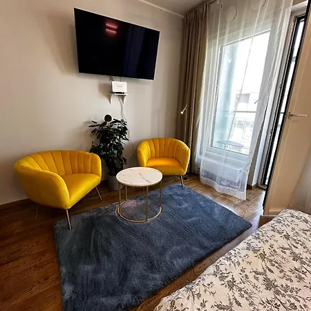 Studio With Balcony & Private Parking *